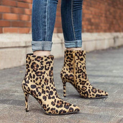 Leopardtryckta spetsiga högklackade stövlar 