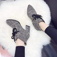 Grova och plädade mångsidiga Martin-stövlar i spets 