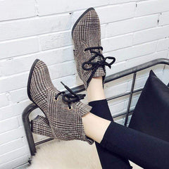 Grova och plädade mångsidiga Martin-stövlar i spets 