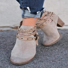 Tjocka och lågklackade högklackade damstövlar med runda huvuden 