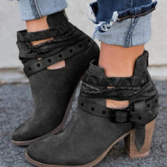 Tjocka och lågklackade högklackade damstövlar med runda huvuden 