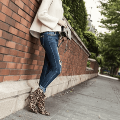 Leopardtryckta spetsiga högklackade stövlar 