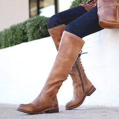 Mode och bekväma långa stövlar med låg klack för kvinnor