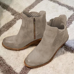 Snygga höststövlar med mellanklack ihåliga snidade kvinnor