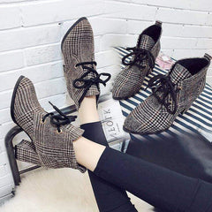 Grova och plädade mångsidiga Martin-stövlar i spets 