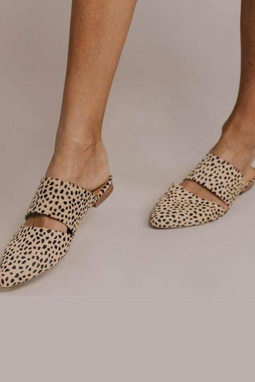 Elegant, spetsig, platt ihålig sandal