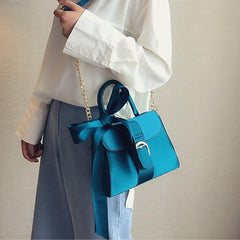 Torbica od satena sa mašnom