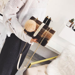 Mala messenger torbica sa pomponom i lancem