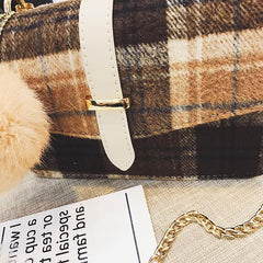 Mala messenger torbica sa pomponom i lancem