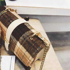 Mala messenger torbica sa pomponom i lancem