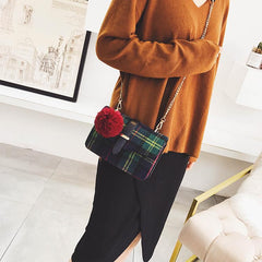 Mala messenger torbica sa pomponom i lancem