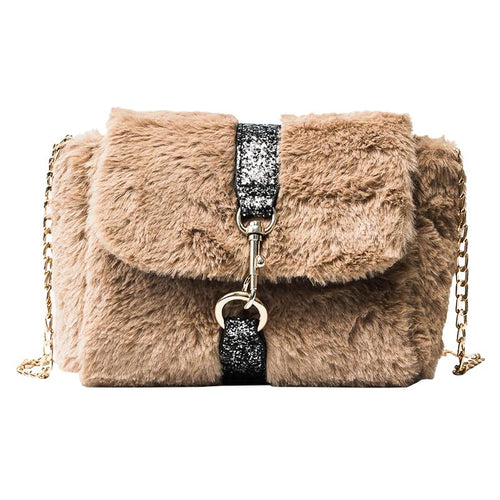 Torbica s krznenim presvlakom i lancem