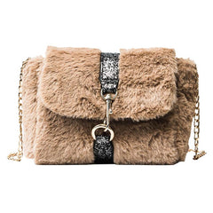 Torbica s krznenim presvlakom i lancem