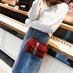 Torbica s krznenim presvlakom i lancem