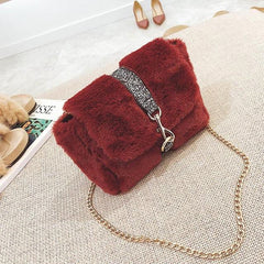 Torbica s krznenim presvlakom i lancem