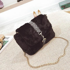 Torbica s krznenim presvlakom i lancem