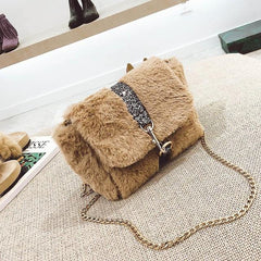 Torbica s krznenim presvlakom i lancem