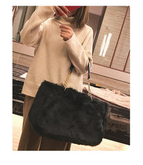 Torba od umjetnog krzna sa zlatnim lancem