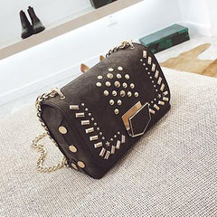 Torbica sa zakovicama od brušene kože