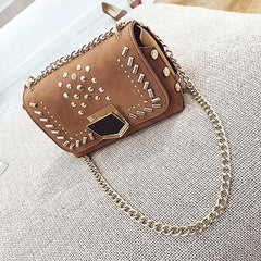 Torbica sa zakovicama od brušene kože