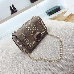 Torbica sa zakovicama od brušene kože