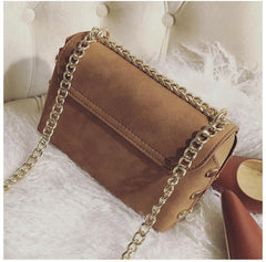 Torbica sa zakovicama od brušene kože