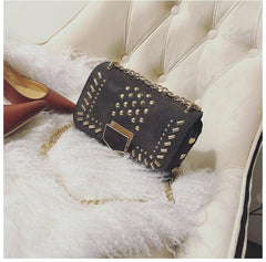 Torbica sa zakovicama od brušene kože